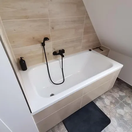 Przestronny Z Dwiema Sypialniami Apartment